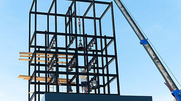 V obci Loučka na Zl&iacute;nsku nainstalovala odborn&aacute; firma 40 zvonů odlit&yacute;ch ve zvonařsk&eacute; d&iacute;lně v Brodku u Přerova. (červen 2026)