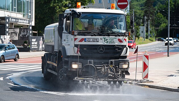 Zl&iacute;nsk&yacute; kraj ček&aacute; o v&iacute;kendu vlna tropick&yacute;ch veder s teplotami, kter&eacute; vystoupaj&iacute; až k 39 stupňům Celsia. Ve Zl&iacute;ně proto technick&eacute; služby začaly s pravideln&yacute;m kropen&iacute;m ulic. (červen 2026)