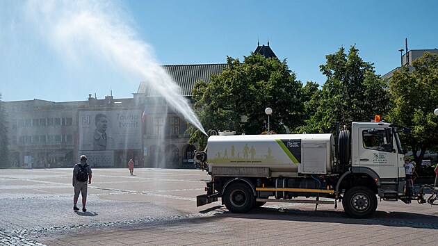 Zl&iacute;nsk&yacute; kraj ček&aacute; o v&iacute;kendu vlna tropick&yacute;ch veder s teplotami, kter&eacute; vystoupaj&iacute; až k 39 stupňům Celsia. Ve Zl&iacute;ně proto technick&eacute; služby začaly s pravideln&yacute;m kropen&iacute;m ulic. (červen 2026)