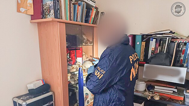 Maďarský kanibal sbíral kusy lidských těl, hromadil je u sebe v bytě a některé snědl. (17. června 2026)