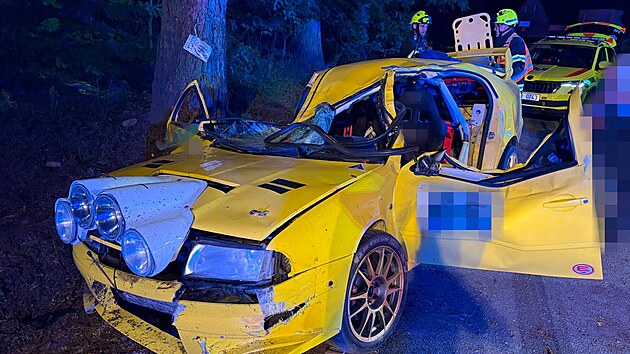 Z&aacute;chran&aacute;ři o&scaron;etřovali řidiče, kter&yacute; při rallye havaroval do stromu. (27. června 2026)