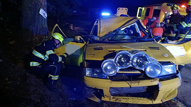 Z&aacute;chran&aacute;ři o&scaron;etřovali řidiče, kter&yacute; při rallye havaroval do stromu. (27. června 2026)