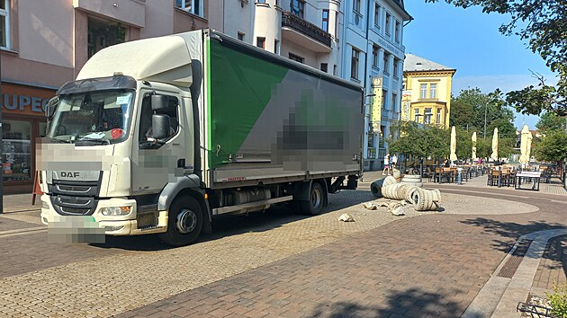 Řidič n&aacute;kladn&iacute;ho vozu v ponděl&iacute; dopoledne nacouval do d&iacute;la, kter&eacute; stoj&iacute; na Lannově tř&iacute;dě v Česk&yacute;ch Budějovic&iacute;ch a je souč&aacute;st&iacute; v&yacute;stavy Uměn&iacute; ve městě. (29. června 2026)