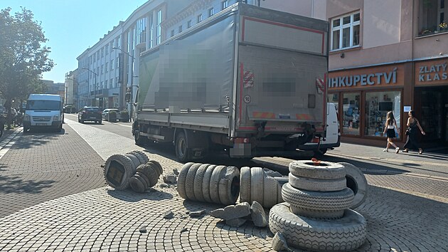 Řidič n&aacute;kladn&iacute;ho vozu v ponděl&iacute; dopoledne nacouval do d&iacute;la, kter&eacute; stoj&iacute; na Lannově tř&iacute;dě v Česk&yacute;ch Budějovic&iacute;ch a je souč&aacute;st&iacute; v&yacute;stavy Uměn&iacute; ve městě. (29. června 2026)