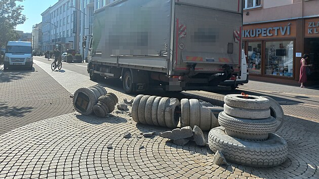 Řidič n&aacute;kladn&iacute;ho vozu v ponděl&iacute; dopoledne nacouval do d&iacute;la, kter&eacute; stoj&iacute; na Lannově tř&iacute;dě v Česk&yacute;ch Budějovic&iacute;ch a je souč&aacute;st&iacute; v&yacute;stavy Uměn&iacute; ve městě. (29. června 2026)