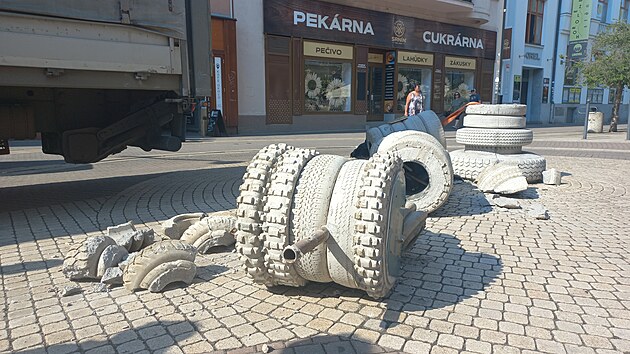 Řidič n&aacute;kladn&iacute;ho vozu v ponděl&iacute; dopoledne nacouval do d&iacute;la, kter&eacute; stoj&iacute; na Lannově tř&iacute;dě v Česk&yacute;ch Budějovic&iacute;ch a je souč&aacute;st&iacute; v&yacute;stavy Uměn&iacute; ve městě. (30. června 2026)