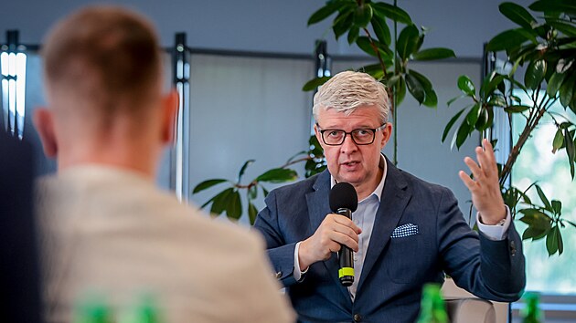 Setk&aacute;n&iacute; iDNES Lounge Premium se konalo v p&aacute;tek v českobudějovick&eacute;m Clarion Congress Hotelu. Vicepremi&eacute;r a ministr průmyslu a obchodu Karel Havl&iacute;ček (ANO) tam debatoval s podnikateli a představiteli veřejn&eacute;ho sektoru.