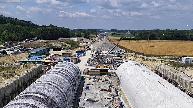 Staveni&scaron;tě u tunelu Homole. Na sn&iacute;mku vlevo je vidět vněj&scaron;&iacute; stěna tunelu obalen&aacute; vrstvou recyklovan&eacute; pryže, kter&aacute; ochr&aacute;n&iacute; hydroizolaci proti po&scaron;kozen&iacute; při z&aacute;sypu hlouben&eacute; č&aacute;sti. (18. června 2026)
