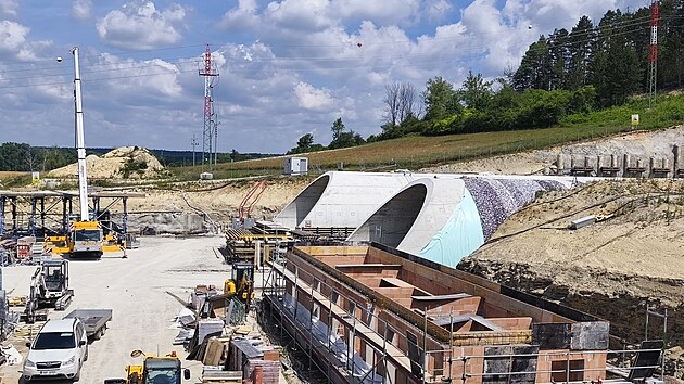 Staveni&scaron;tě u tunelu Homole, kde děln&iacute;ci stav&iacute; i provozně-technick&yacute; objekt, ve kter&eacute;m budou technologie hl&iacute;daj&iacute;c&iacute; bezpečnost v tunelu. (18. června 2026)