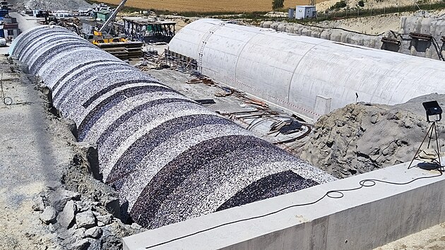 Před zasyp&aacute;n&iacute;m tunelov&yacute;ch rour v hlouben&eacute; č&aacute;sti mus&iacute; stavbaři na vněj&scaron;&iacute; stěnu tunelu nan&eacute;st vrstvu recyklovan&eacute; pryže. (18. června 2026)