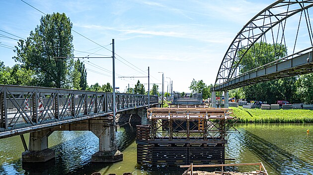 Vedle mostu Kpt. Bartoše začali stavbaři vysouvat provizorní most přes Labe. Dopravě bude sloužit od 1. září do dokončení nového mostu. (24. června 2026)