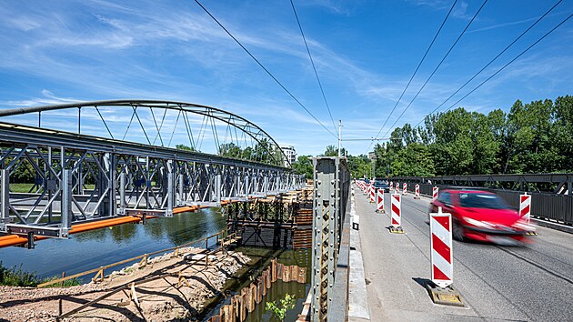 Vedle mostu Kpt. Bartoše začali stavbaři vysouvat provizorní most přes Labe. Dopravě bude sloužit od 1. září do dokončení nového mostu. (24. června 2026)