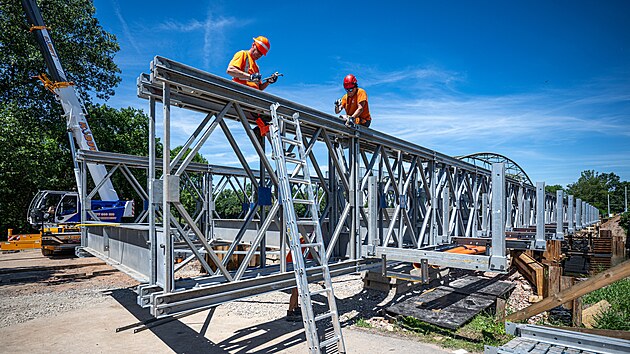 Vedle mostu Kpt. Bartoše začali stavbaři vysouvat provizorní most přes Labe. Dopravě bude sloužit od 1. září do dokončení nového mostu. (24. června 2026)