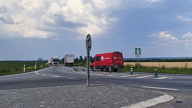 Silniční přivaděč k dálnici D35 napojený na komunikaci I/17 byl zprovozněn v prosinci 2022 společně s dálničním úsekem mezi Časy a Ostrovem. V blízké době provizorní řešení definitivně zmizí. (29. června 2026)
