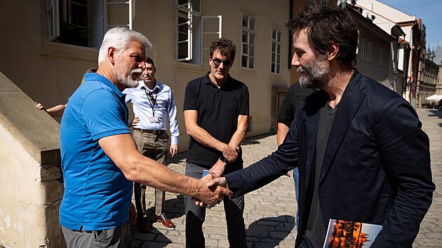 Keanu Reeves a jeho kapela Dogstar se potkali na Pražsk&eacute;m hradě s prezidentem Pavlem. (29. června 2026)