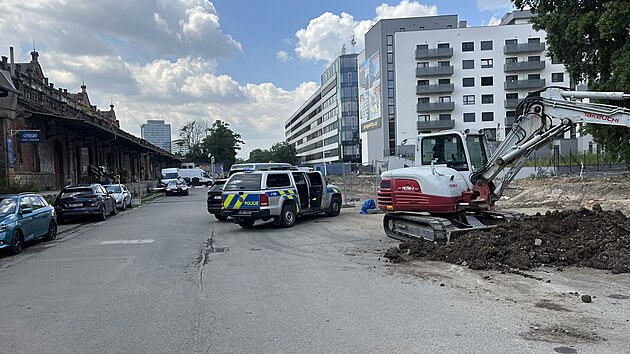 Dělníci objevili u nádraží v Brně patrně leteckou pumu, na místo míří pyrotechnik. (22. června 2026)