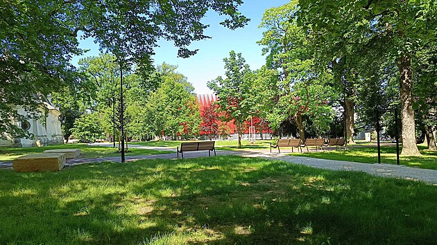 Na přelomu června a července by měl b&yacute;t otevřen revitalizovan&yacute; jihlavsk&yacute; park Smetanovy sady. Radnice v&scaron;ak zpoč&aacute;tku pl&aacute;nuje rozm&iacute;stit cedulky se z&aacute;kazem vstupu na někter&eacute; &bdquo;mlad&eacute;&ldquo; tr&aacute;vn&iacute;ky.