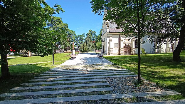 Na přelomu června a července by měl b&yacute;t otevřen revitalizovan&yacute; jihlavsk&yacute; park Smetanovy sady. Radnice v&scaron;ak zpoč&aacute;tku pl&aacute;nuje rozm&iacute;stit cedulky se z&aacute;kazem vstupu na někter&eacute; &bdquo;mlad&eacute;&ldquo; tr&aacute;vn&iacute;ky.