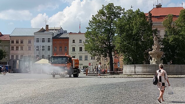 Cisterna Služeb města Jihlavy (SMJ) ochlazuje rozpálené dlažební kostky na Masarykově náměstí. Jemná mlha z trysek ulevuje od tropického vedra, které v posledních dnech Vysočinu sužuje. (24. června 2026)
