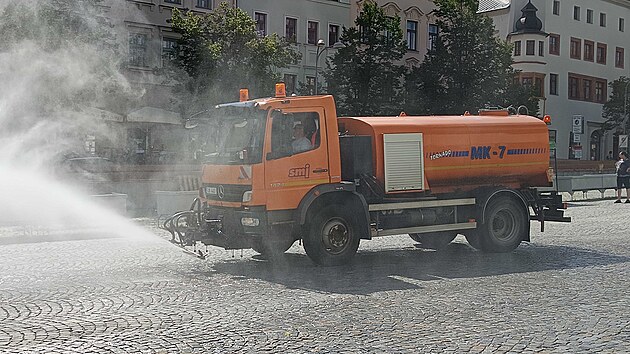 Služby města Jihlavy kropí historické centrum krajského města. Opatření proti extrémním teplotám bude pokračovat i v dalších dnech, ochladit by se mělo až v pondělí. (24. června 2026)