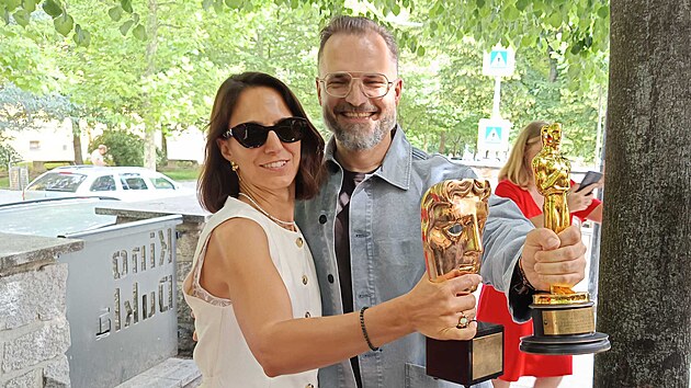 Producenti dokumentárního filmu Pan Nikdo proti Putinovi Alžběta Karásková a Radovan Síbrt přivezli obě své trofeje ukázat do Jihlavy. (23. června 2026)