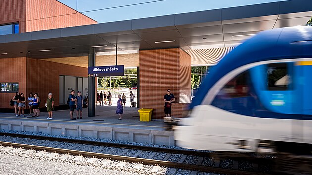 V Jihlavě se otevřel nový centrální dopravní terminál za 1,8 miliardy korun. Proměnila se v něj lokalita bývalého městského nádraží. Vyrostla tu zcela nová budova, přibyla i ulice. (24. června 2026)
