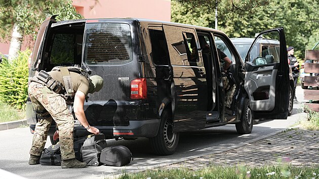 V Čel&aacute;kovic&iacute;ch u Prahy zasahuj&iacute; policist&eacute; a z&aacute;sahov&aacute; jednotka kvůli ozbrojen&eacute;mu muži, kter&yacute; směřuje do m&iacute;stn&iacute;ho učili&scaron;tě. (23. června 2026)