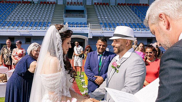 Lukáš Pulko z fotbalového projektu Mongaguá jako ženich, na ústeckém Městském stadionu si vzal svoji dlouholetou partnerku Květu.