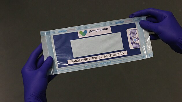 Nanonáplast, kterou navrhla Markéta Hujerová. Jde o biologicky odbouratelnou nanovlákennou membránu, která se při operaci přikládá na místo, kde chirurg znovu spojí střevo (tzv. anastomózu). Jejím cílem je zabránit dvěma nejzávažnějším komplikacím po operaci - úniku střevního obsahu do dutiny břišní a vzniku pooperačních srůstů.