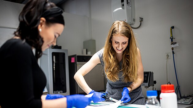 Nanonáplast vzniká v laboratoři na speciálním zařízení, které pomocí silného elektrického pole vytváří z tekutého polymeru extrémně tenká vlákna.