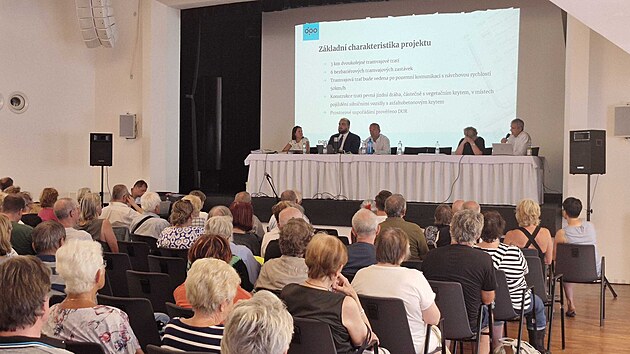 Na veřejné projednávání ke stavbě nové tramvajové trati v Porubě přišlo dvě stě lidí, převážně jejích odpůrců. (22. 6. 2026)