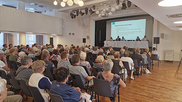 Na veřejné projednávání ke stavbě nové tramvajové trati v Porubě přišlo dvě stě lidí, převážně jejích odpůrců. (22. 6. 2026)