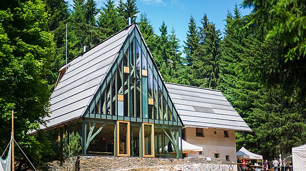 Klenova bouda. Uprostřed kru&scaron;nohorsk&yacute;ch lesů kousek od Bož&iacute;ho Daru vyrostla modern&iacute; udržiteln&aacute; novostavba pro česk&eacute; woodcraftery.