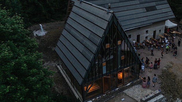 Klenova bouda. Uprostřed kru&scaron;nohorsk&yacute;ch lesů kousek od Bož&iacute;ho Daru vyrostla modern&iacute; udržiteln&aacute; novostavba pro česk&eacute; woodcraftery.