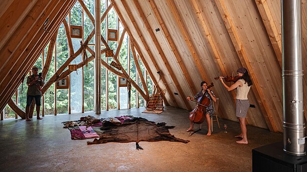 Klenova bouda. Uprostřed kru&scaron;nohorsk&yacute;ch lesů kousek od Bož&iacute;ho Daru vyrostla modern&iacute; udržiteln&aacute; novostavba pro česk&eacute; woodcraftery.