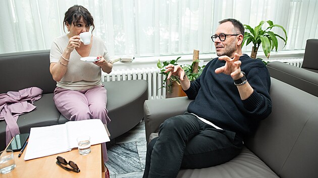 Slov&aacute;ck&eacute; divadlo uvedlo novou hru Terapie. Terapeutku ztv&aacute;rnila Nela Boudov&aacute;, jej&iacute;ho klienta herec uherskohradi&scaron;ťsk&eacute; sc&eacute;ny Josef Kub&aacute;n&iacute;k, kter&yacute; je tak&eacute; autorem hry. (červen 2026)