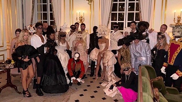 Kanye West a jeho manželka Bianca Censori slavili narozeniny s přáteli na zámku ve Versailles. (červen 2026)