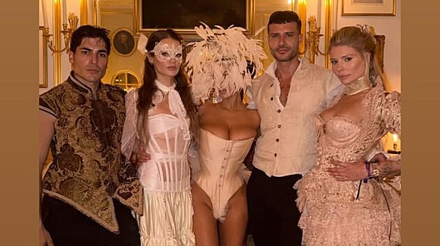 Kanye West a jeho manželka Bianca Censori slavili narozeniny s přáteli na zámku ve Versailles. (červen 2026)