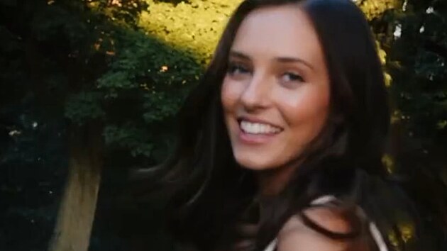 Charlotte Gott ve videoklipu I Could Be Mine (2026)
