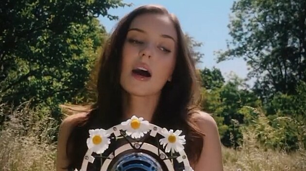 Charlotte Gott ve videoklipu I Could Be Mine (2026)