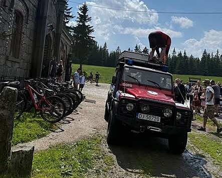 Cyklistku v polských Jizerských horách zasáhl blesk. Oživovali ji záchranáři i svědci. (21. června 2026)