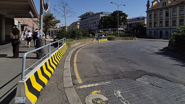 Nov&eacute; bezpečnostn&iacute; opatřen&iacute; na autobusov&eacute; zast&aacute;vce u Sm&iacute;chovsk&eacute;ho n&aacute;draž&iacute; v Praze 5. (26. června 2026)