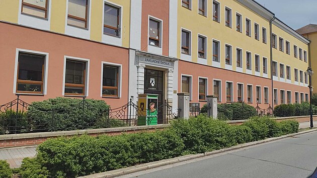V Z&aacute;kladn&iacute; &scaron;kole Karla IV. v Nov&eacute;m Bydžově kvůli policejn&iacute;mu p&aacute;tr&aacute;n&iacute; zamkli vchod, rodiče si mohou děti vyzved&aacute;vat. (23. června 2026)