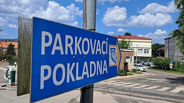 V Oblastn&iacute; nemocnici v Trutnově se l&eacute;ta pot&yacute;kaj&iacute; s parkov&aacute;n&iacute;m zdravotn&iacute;ci i pacienti. (25. června 2026)