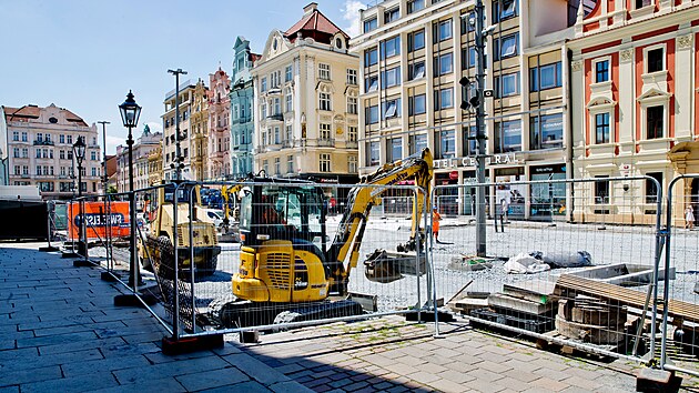Rekonstrukce náměstí Republiky v Plzni zahrnuje rekonstrukci dlažby na obvodovém chodníku a vysazení stromů, které na ploše dosud nebyly. (24. června 2026)