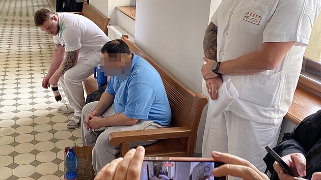 Tomáš B. v budově Krajského soudu v Plzni za doprovodu ošetřovatelů Psychiatrické nemocnice v Dobřanech. (23. června 2026)
