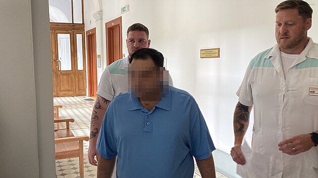 Tomáš B. přichází do soudní síně Krajského soudu v Plzni v doprovodu ošetřovatelů Psychiatrické nemocnice v Dobřanech. (23. června 2026)