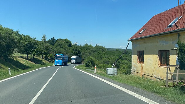 Kamiony jedouc&iacute; po silnici I/27 nad Plasy ve směru do Plzně. (25. června 2026)
