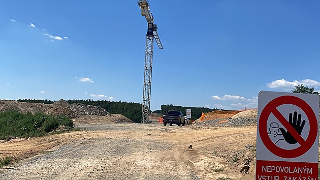 V&yacute;stavba mostu ve směru od Nebřezin. (25. června 2026)