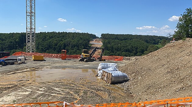 M&iacute;sto, kde vyroste silničn&iacute; most přes &uacute;dol&iacute; řeky Střely. Fotografov&aacute;no od obce Nebřeziny. (25. června 2026)